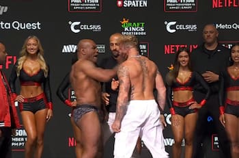 ¡Se puso personal! Mike Tyson golpeó a Jake Paul en su último cara a cara antes de la pelea