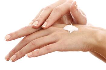 La poderosa mascarilla casera para mantener las manos jóvenes y libres de manchas