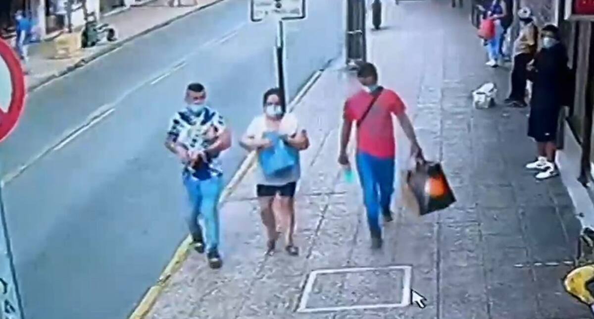 "La Quintrala de Tinder" y sus cómplices usaron el dinero y las tarjetas de la víctima para comprar ropas y comer en restaurantes. Créditos: Captura Chilevisión.