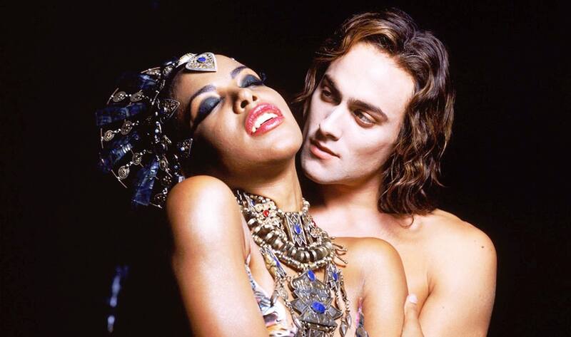 es protagonizada por Stuart Townsend.
