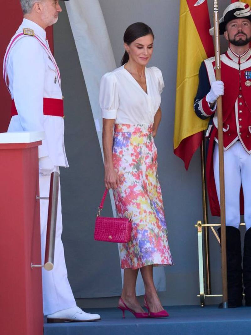 La reina Letizia luce un bolso artesanal en el desfile de las Fuerzas Armadas