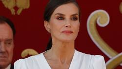 La reina Letizia luce un bolso artesanal en el desfile de las Fuerzas Armadas