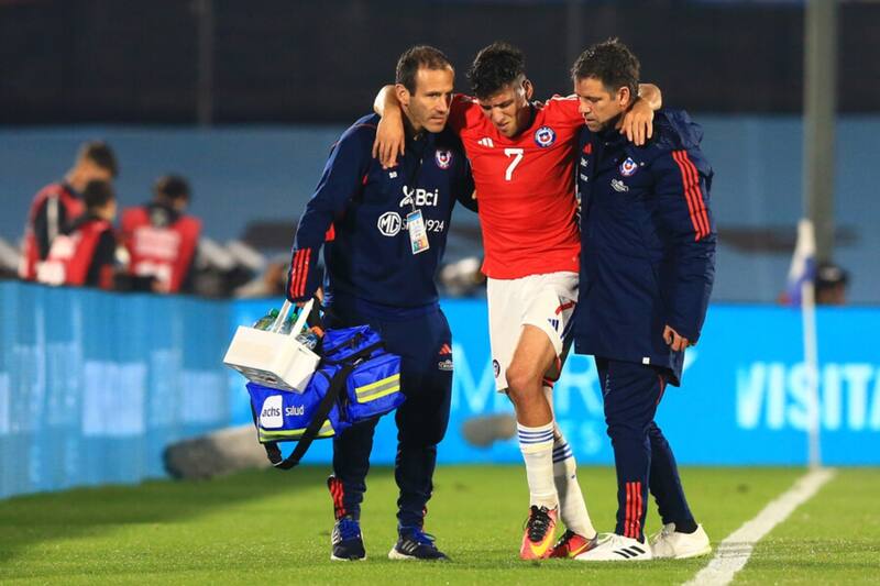 Marcelino Núñez tras salir lesionado del encuentro entre Chile y Uruguay. Foto: Aton.