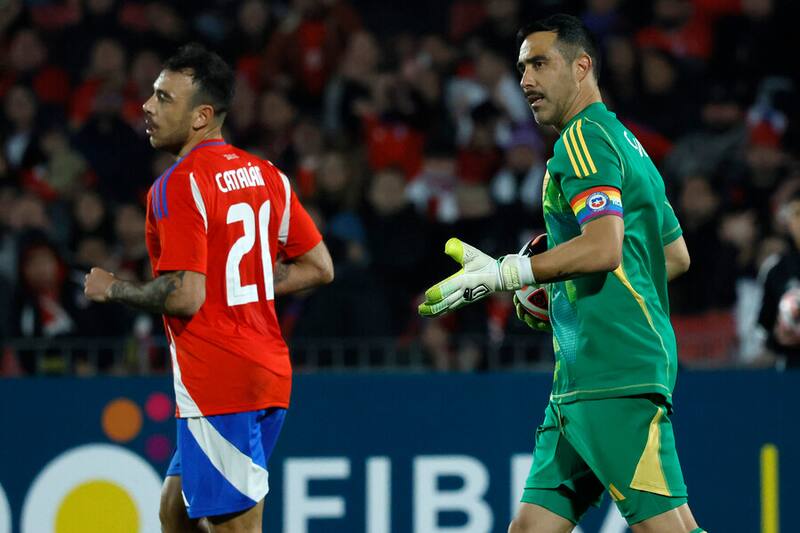 Claudio Bravo sigue preocupando a Ricardo Gareca y este martes no entrenó a la par de sus compañeros. Foto: Aton.