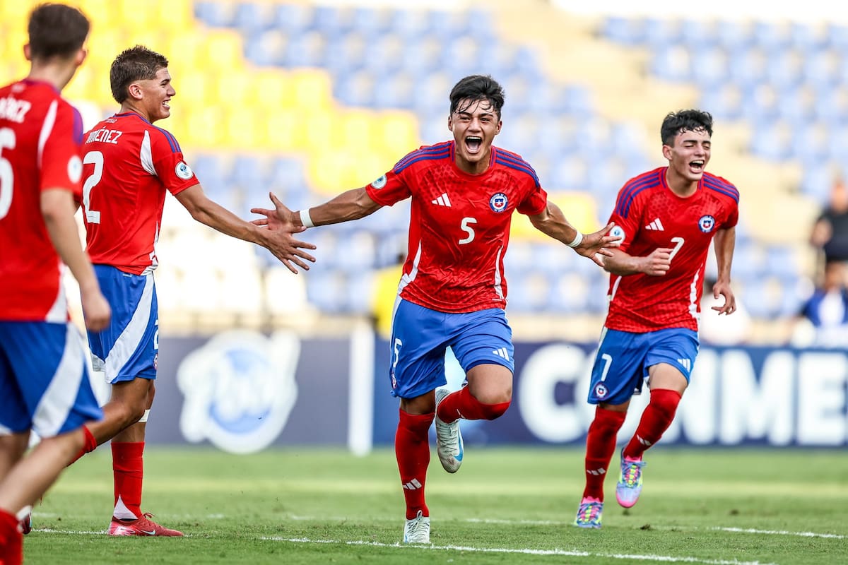 Alonso Olguín celebrando su gol ante Perú