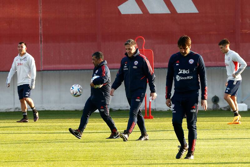 Eduardo Berizzo, parte de su cuerpo técnico y jugadores de la Selección Chilena en Juan Pinto Durán. Foto: Aton.