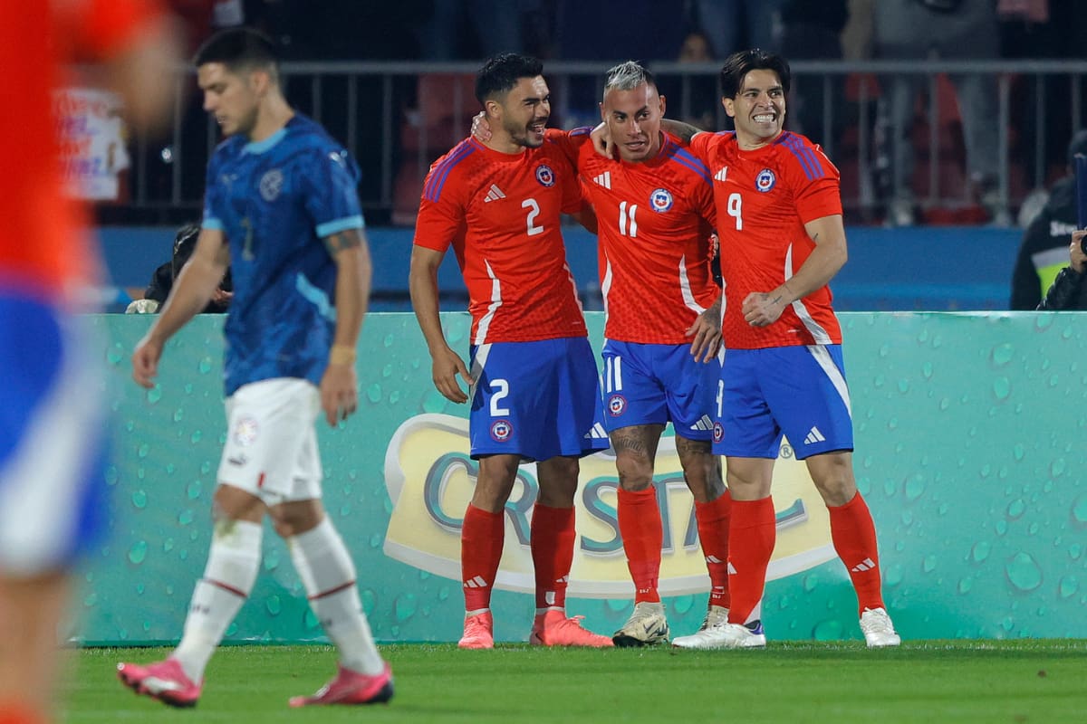jugó en el Estadio Nacional ante Paraguay y en el tablero marcador del recinto se leyó un gracioso chascarro. Foto: Agencia Aton.