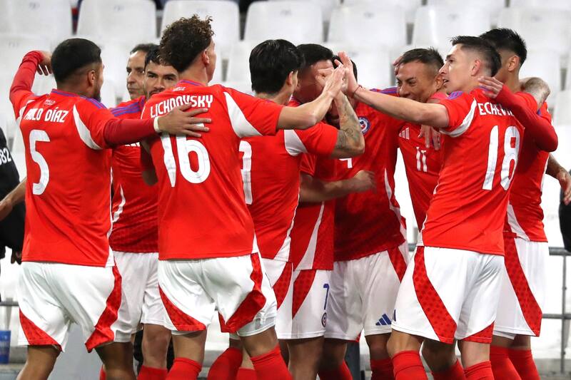 Igor Lichnovsky festeja uno de los tantos de la Selección Chilena a Francia, en la última Fecha FIFA.