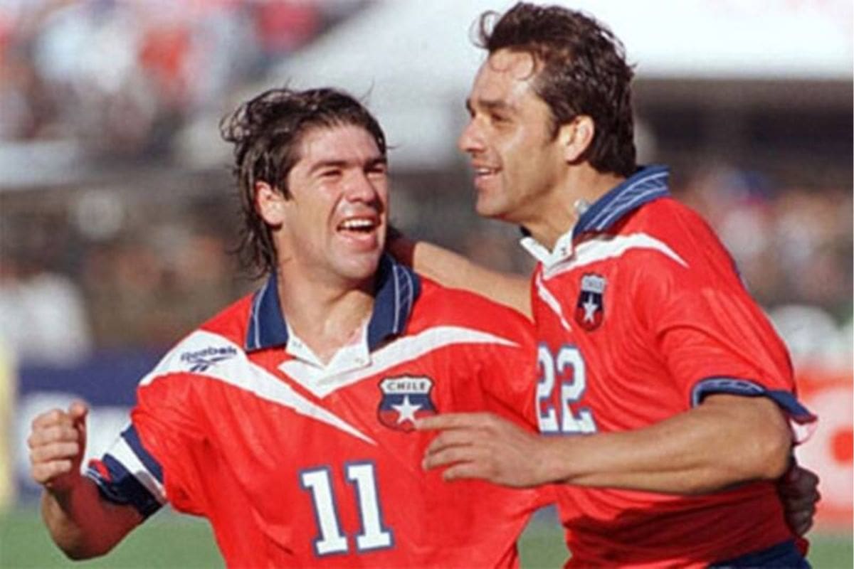 La marginación de Juan Carreño, en la foto celebrando un gol junto a Marcelo Salas, fue un gole duro en la Selección que asistió a Francia 98.