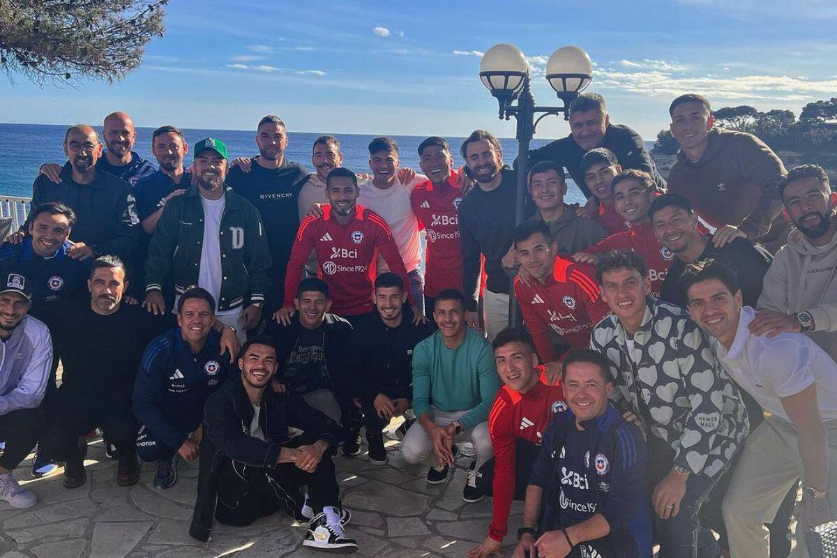 La foto que subió Alexis Sánchez de todo el plantel con el cuerpo técnico. Foto: alexis_officia1 en Instagram.