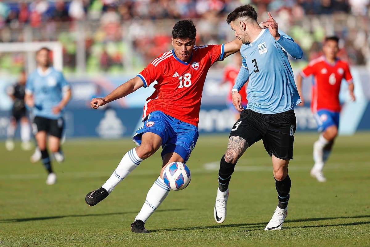 Damián Pizarro contra Uruguay en Santiago 2023.