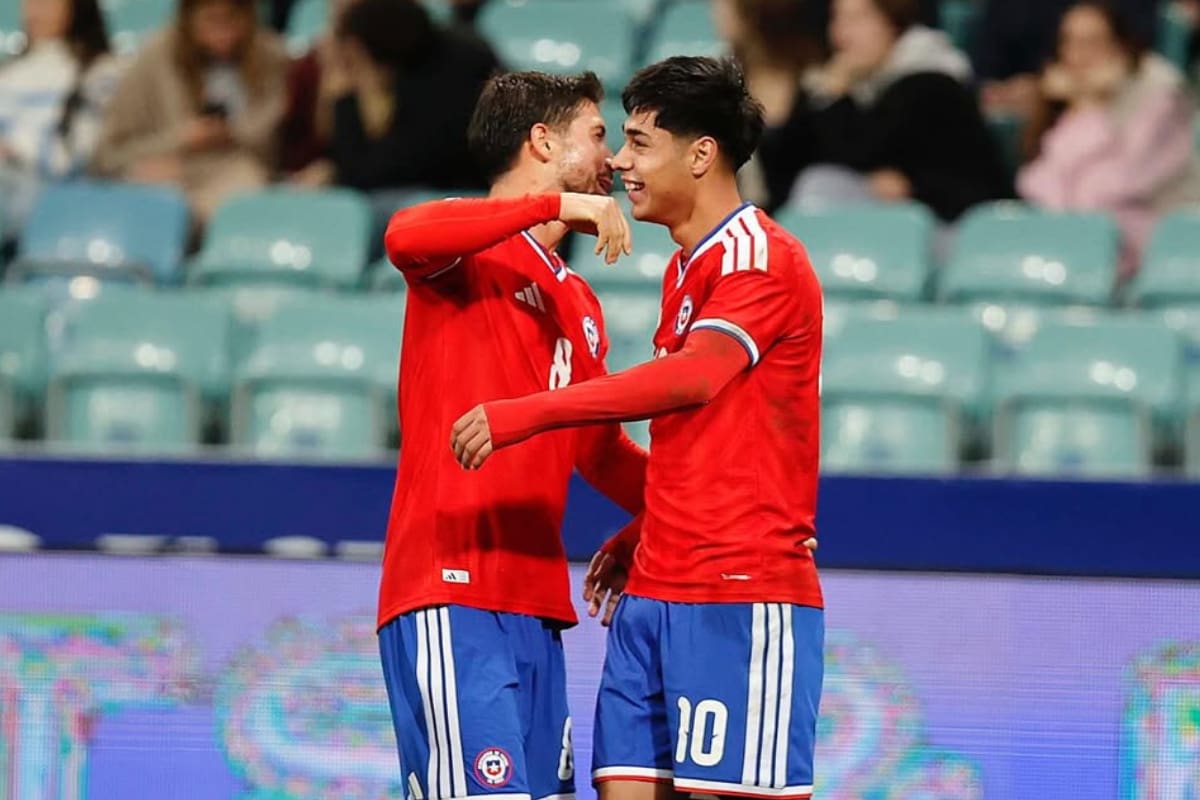 Darío Osorio junto a Felipe Loyola ante Perú. Foto: Instagram @LaRoja