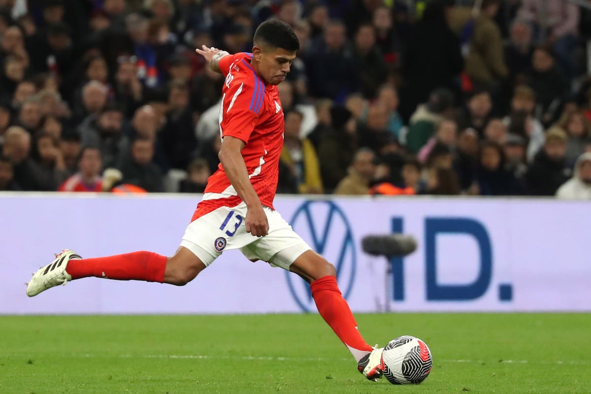 Esteban Pavez va como titular ante Brasil.