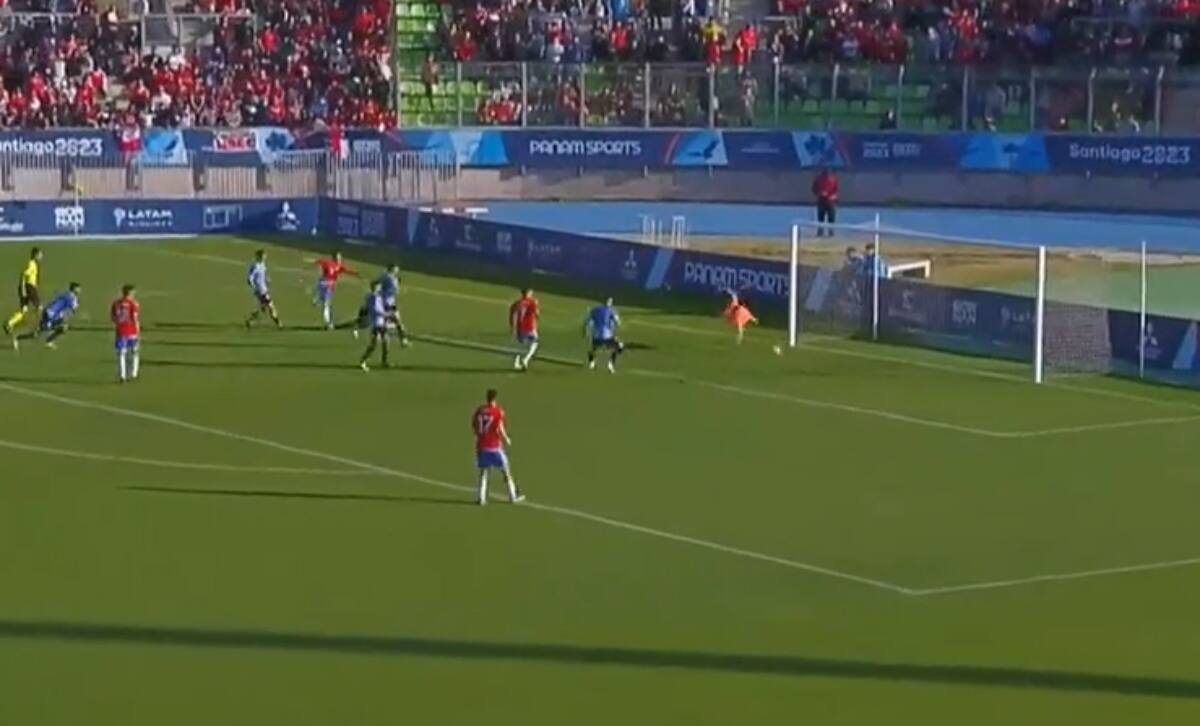 convirtió el 1-0 ante Uruguay gracias a Alexander Aravena.