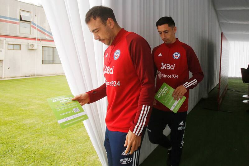 Matías Catalán y Rodrigo Echeverría tras salir de conferencia de prensa de La Roja. Foto: Aton.