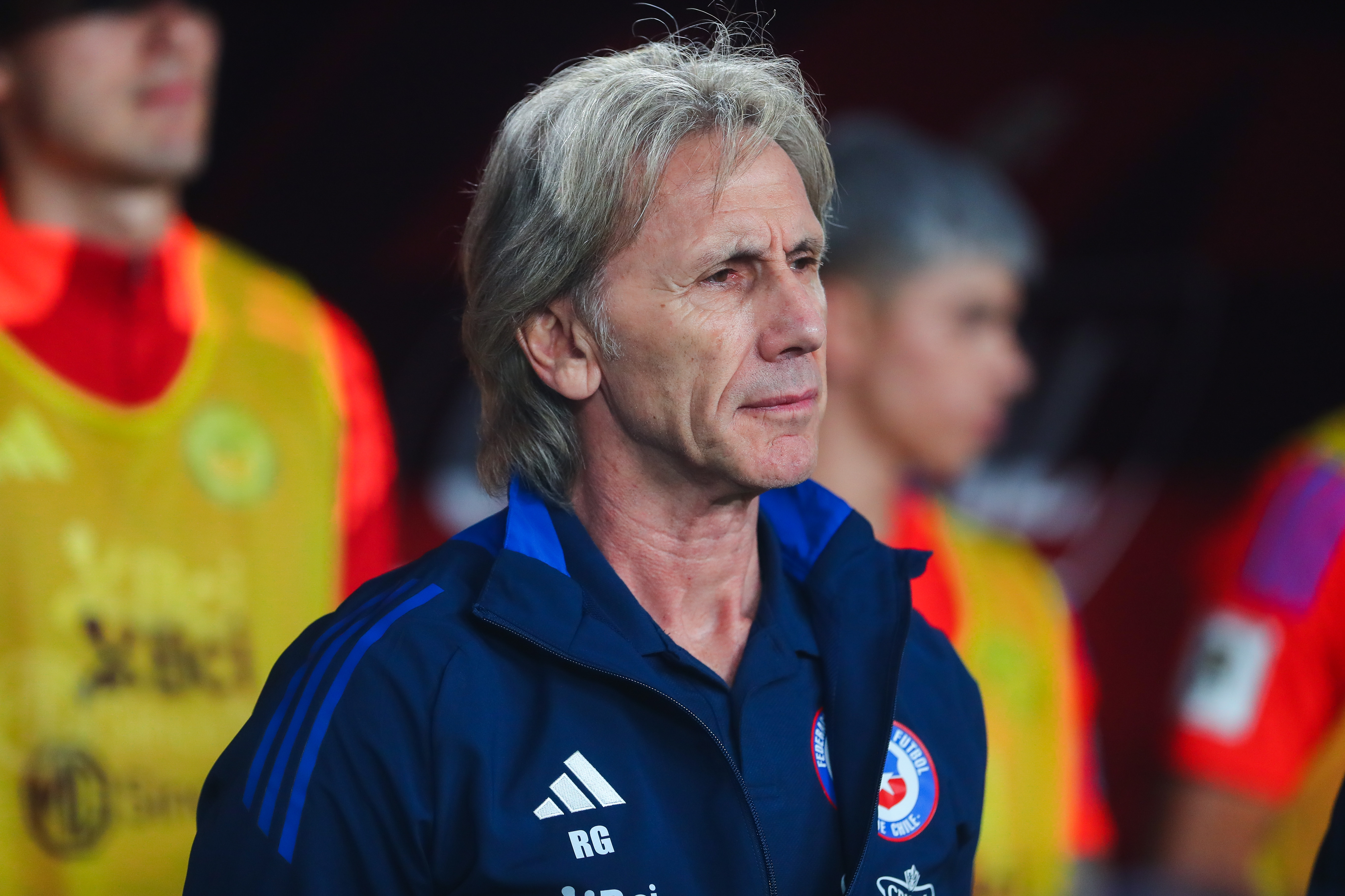 Ricardo Gareca no lo pasa bien en Chile. Foto: Aton.
