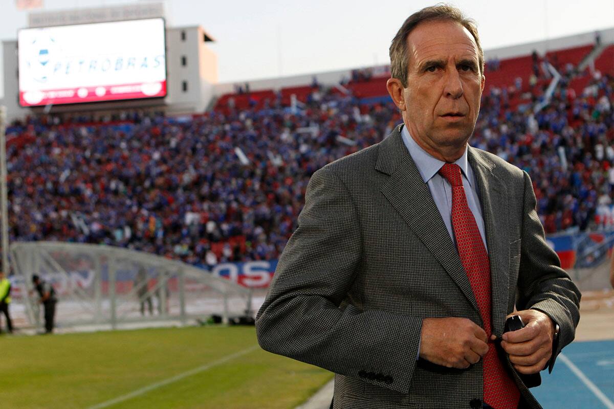 Gerardo Pelusso, exdirector técnico de Universidad de Chile, dirigiendo a los azules.