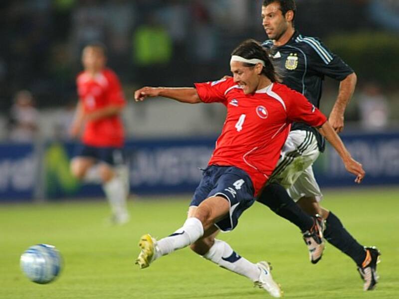 Hugo Droguett vistiendo la camiseta de La Roja.