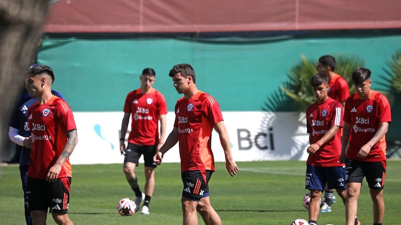 Por culpa de Joe Biden: el insólito retraso que sufrió La Roja en Perú