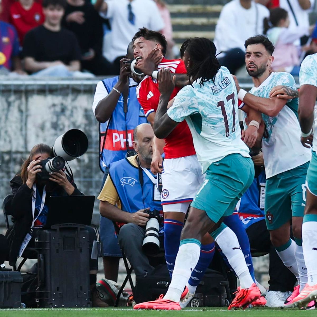 VIDEO | Feroz pelea en Portugal vs. Chile terminó con Iván Román y Rafael Leao expulsados