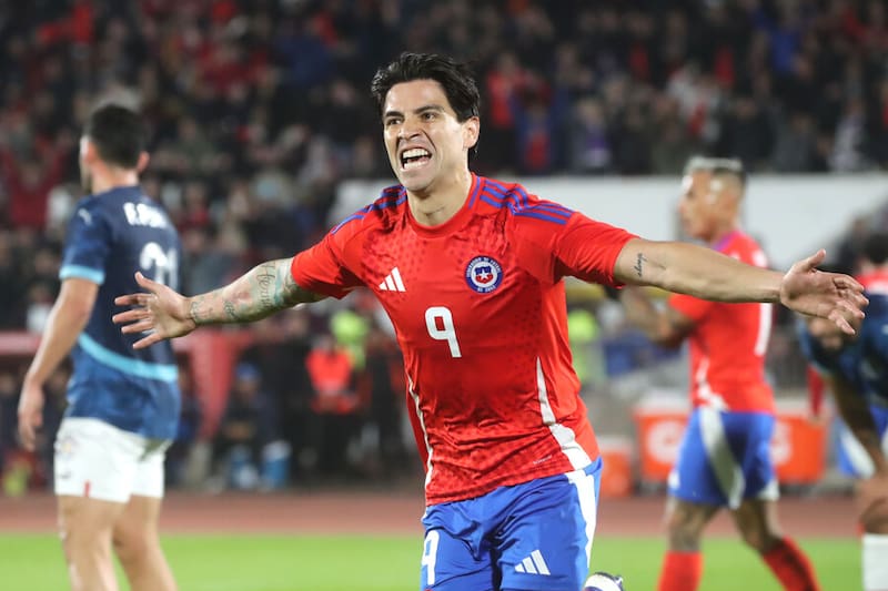 Víctor Dávila marcó dos goles en la victoria de La Roja sobre Paraguay. Foto: Aton.