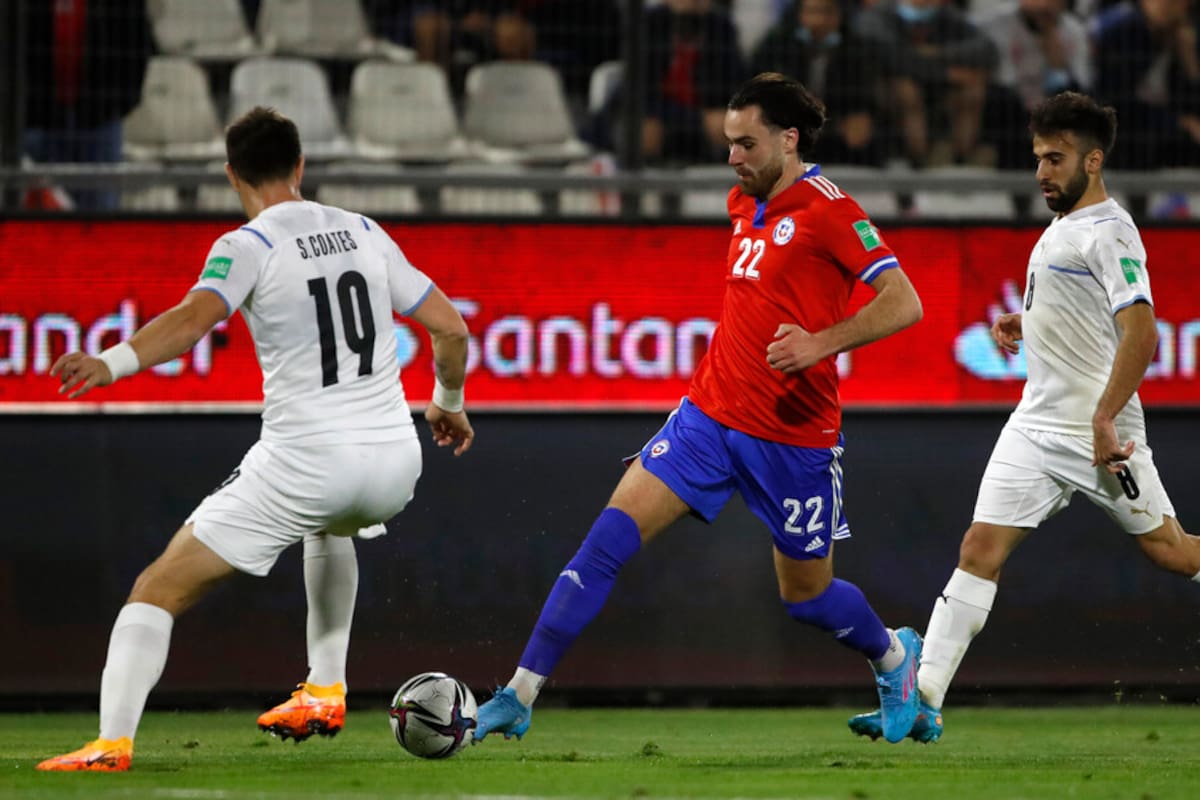 Ben Brereton en el partido de Chile vs. Uruguay, en las clasificatorias rumbo al mundial de Qatar. Aton.