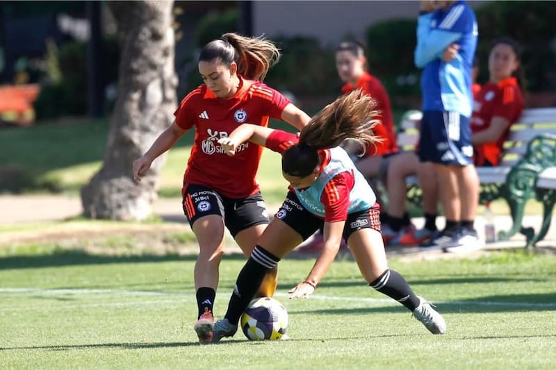 Chile entrenó en Juan Pinto Durán y ya está en Estados Unidos para el partido ante el US WNT. Foto: @laroja