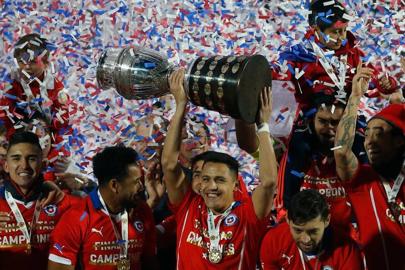 alzando la Copa América 2015.