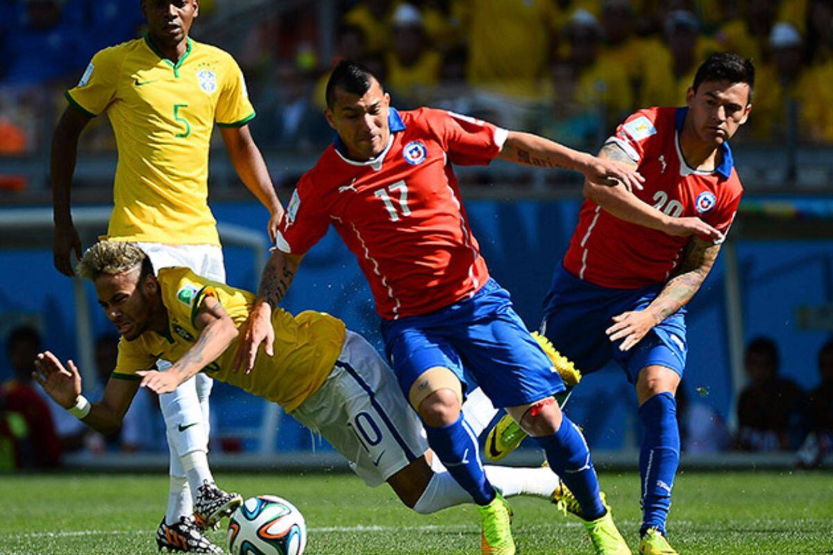 Gary Medel y Charles Aránguiz, en el Mundial de Brasil 2014, enfrentando a los anfitriones en Belo Horizonte.