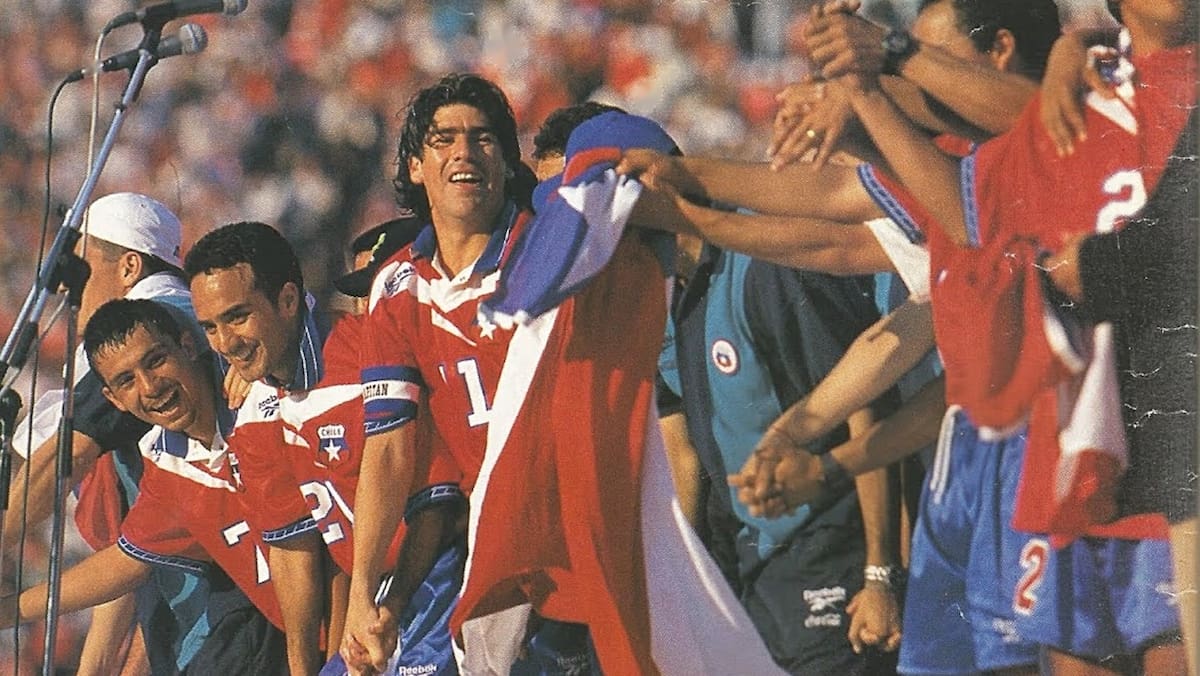 El histórico equipo que clasificó a Francia 1998 celebra después del triunfo 3-0 ante Bolivia. Foto: Pepe Alvújar - Don Balón