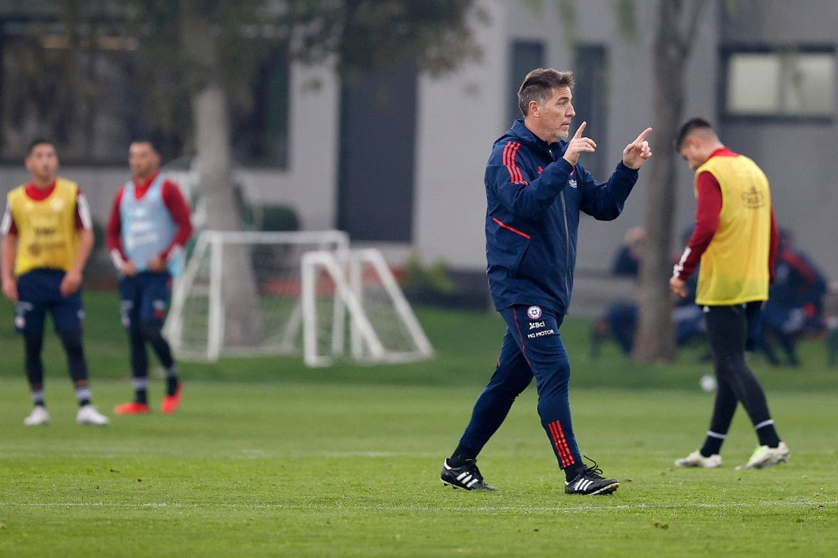 La Selección alista el estreno eliminatorio en Juan Pinto Durán. El DT Eduardo Berizxzo aún tiene temas por resolver. Fotos: Comunicaciones / FFCh
