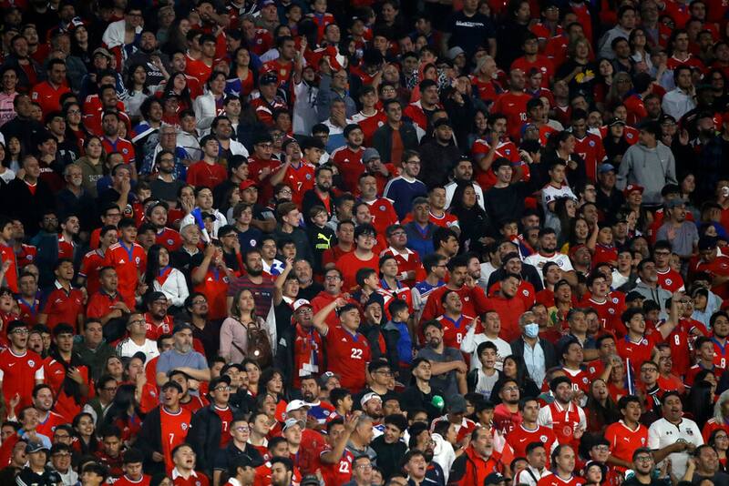 Hinchas de la Selección Chilena en el partido amistoso entre La Roja vs. Paraguay. Foto: Aton.