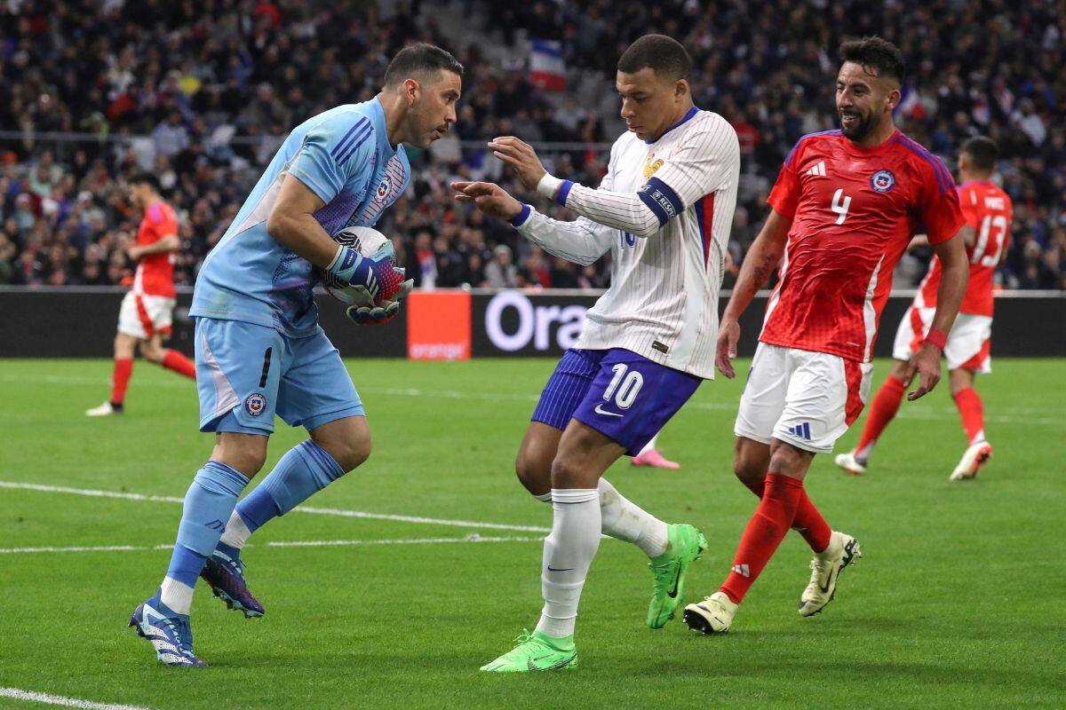 Claudio Bravo jugando por La Roja