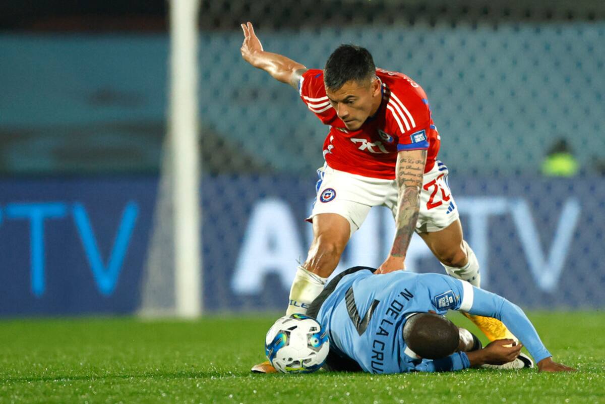 El último partido de Charles Aránguiz con la camiseta de Chile fue ante Uruguay, el 8 de septiembre de 2023. Foto: Aton.