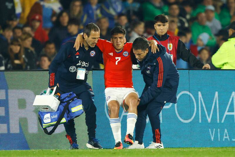 Marcelino Núñez con claras muecas de dolor tras sufrir una lesión en el duelo de Chile con Uruguay. Foto: Aton.