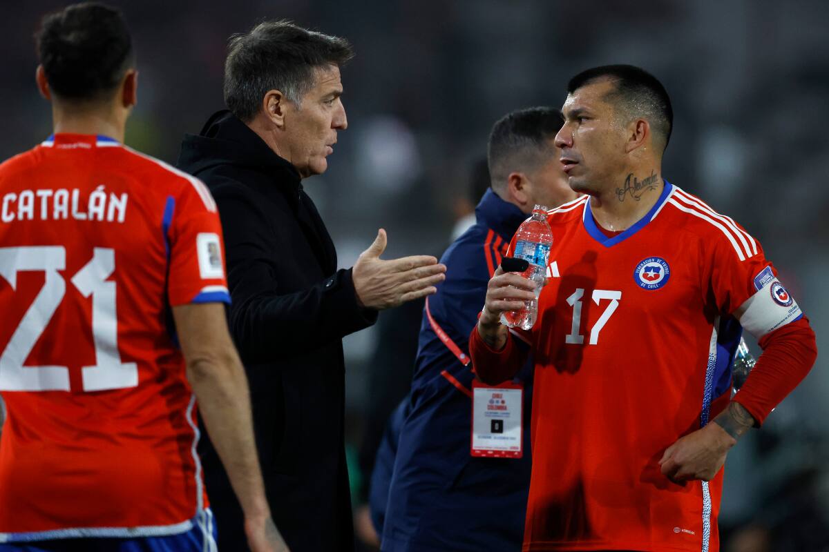 El entrenador Eduardo Berizzo conversando con Gary Medel. (Foto: Agencia Aton)