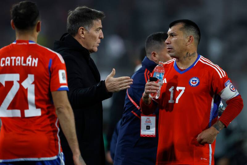 El entrenador Eduardo Berizzo conversando con Gary Medel. (Foto: Agencia Aton)