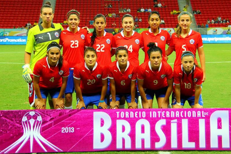 Yanara Aedo en Brasilia en 2013. Es la primera agachada, de derecha a izquierda. Foto: FFCh.