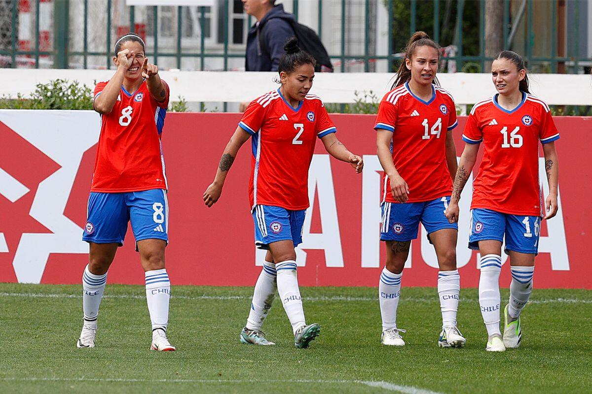 Karen Araya, Michelle Olivares, Franchesca Caniguán e Isidora Olave, cuatro de las convocadas para Santiago 2023, durante el amistoso ante Nueva Zelandia por la Fecha FIFA. Foto: Comunicaciones / FFCh.