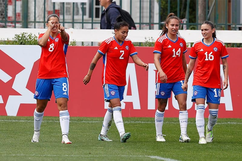 Karen Araya, Michelle Olivares, Franchesca Caniguán e Isidora Olave, cuatro de las convocadas para Santiago 2023, durante el amistoso ante Nueva Zelandia por la Fecha FIFA. Foto: Comunicaciones / FFCh.