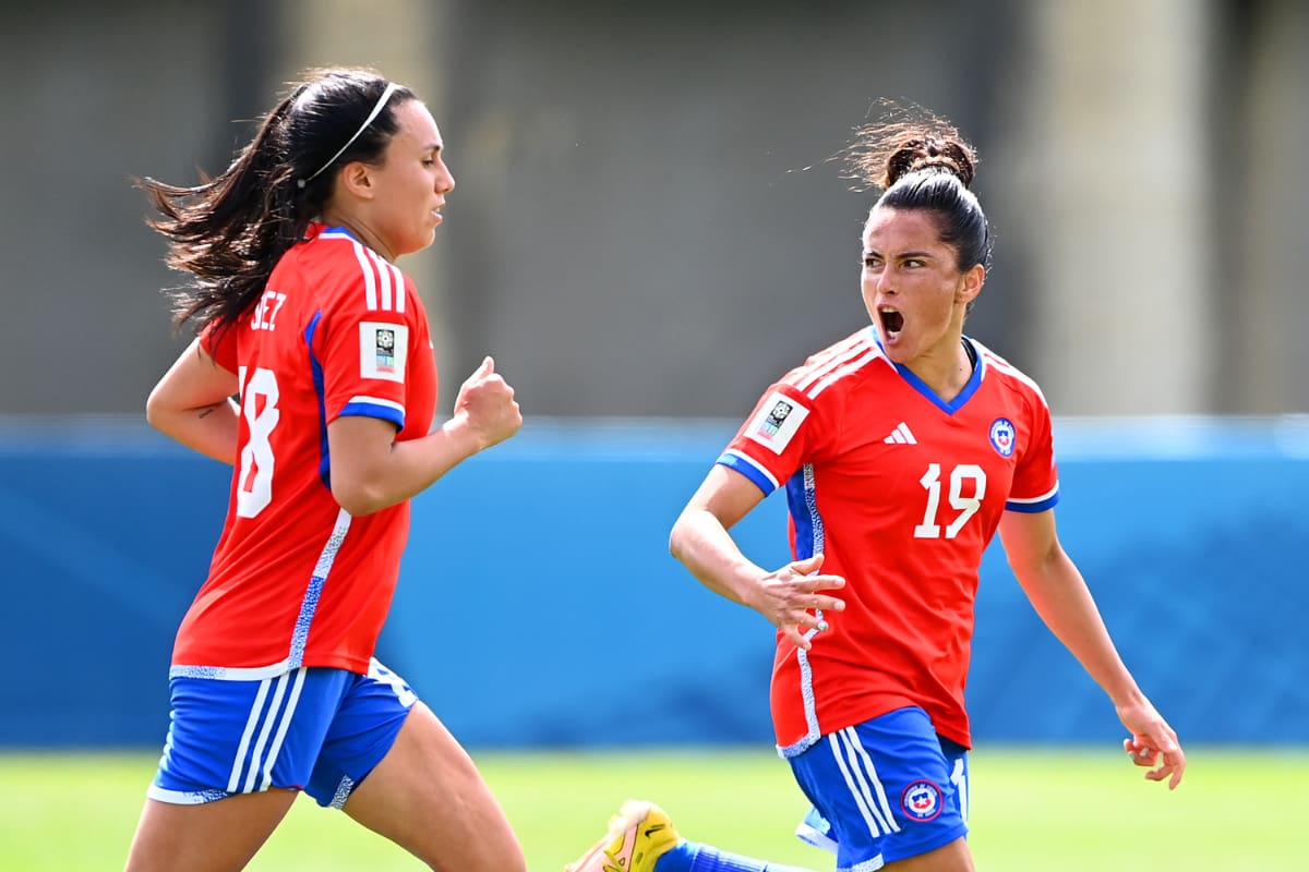 Camila Sáez (izquierda) y María José Rojas, dos futbolistas chilenas con extensas carreras en el exterior.