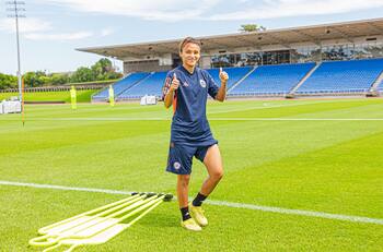 VIDEO | Con pie de cueca: así fue el “Banderazo” de los chilenos en Nueva Zelanda para La Roja Femenina antes del repechaje