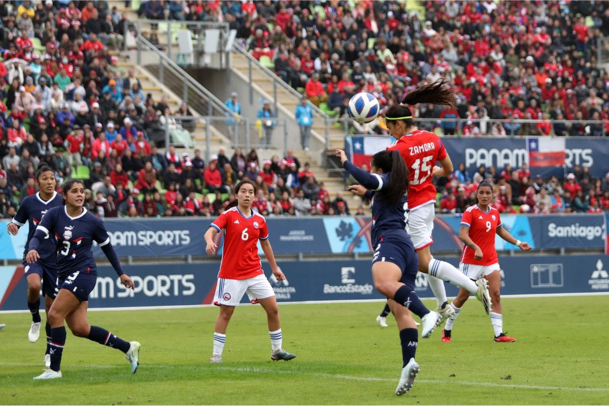 Daniela Zamora conecta con un cabezazo el centro enviado por Yenny Acuña, para el 1-0 de Chile sobre Päraguay.