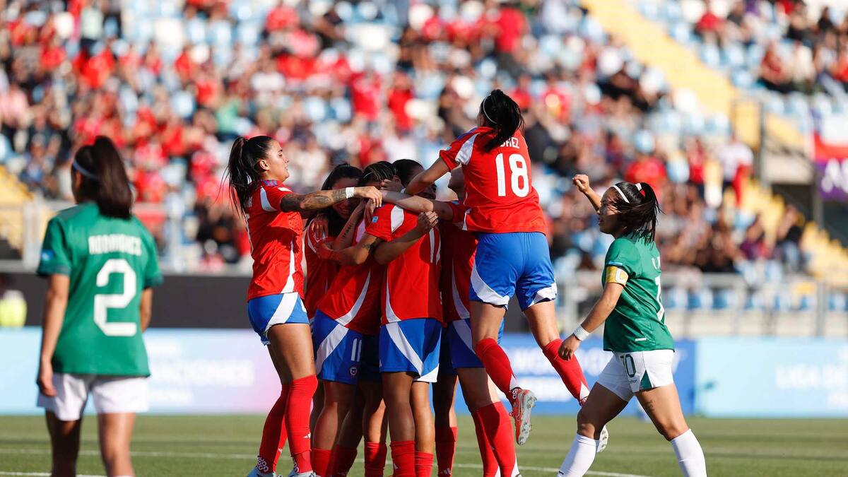 Es segunda del ranking FIFA, tetracampeona del mundo y será el primer rival de la Roja Femenina en 2026