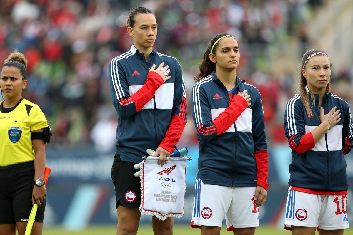 Christiane Endler, Daniela Zamora y Yanara Aedo, durante la entonación del himno de Chile en la fase de grupos de Santiago 2023. Foto: Juan Pablo Pérez/Team Chile.
