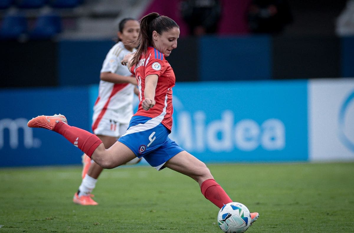 Universidad de Chile va por golpe al mercado femenino: Catalina Figueroa, a un paso de ser azul