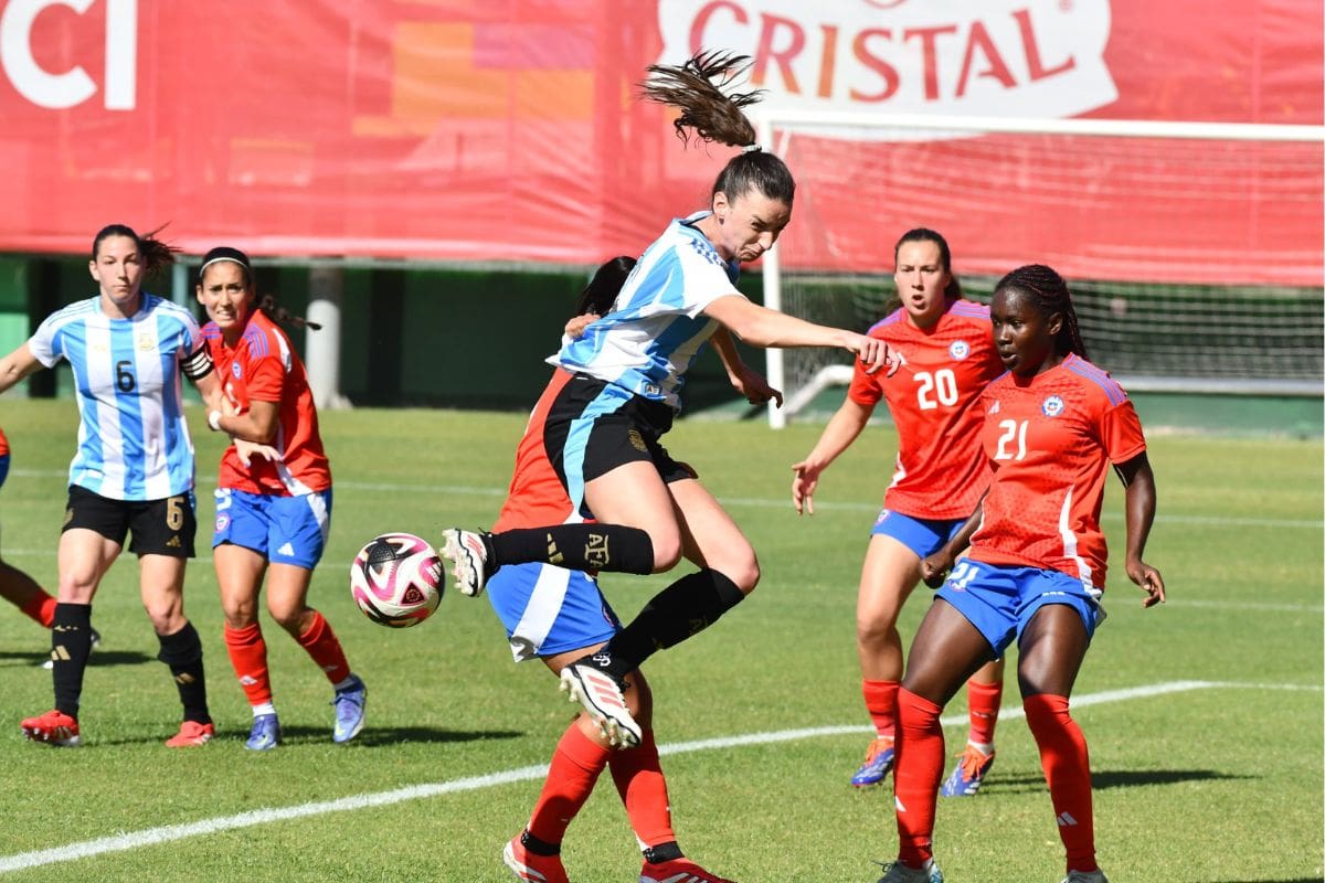 Mary Valencia (21) y Sonya Keefe (20), durante el amistoso ante Argentina, en la última Fecha FIFA. Foto: @Argentina.