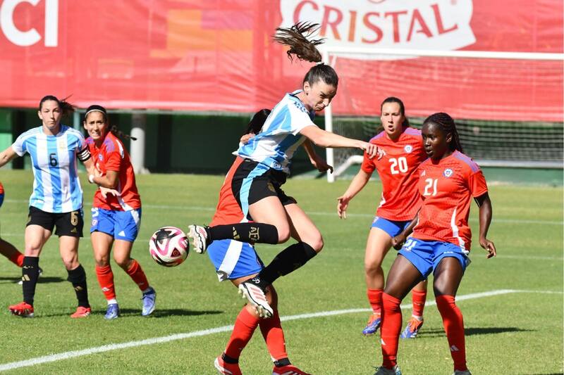 Mary Valencia (21) y Sonya Keefe (20), durante el amistoso ante Argentina, en la última Fecha FIFA. Foto: @Argentina.