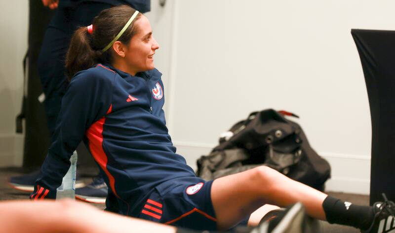 Daniela Zamora, durante la práctica bajo techo de la Roja Femenina, producto del Ciclón Gabrielle. Foto: Comunicaciones/ANFP.