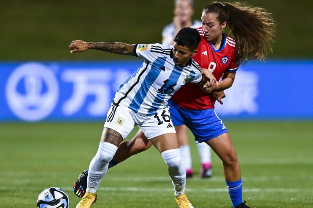 Imagen del último partido que disputaron Chile y Argentina. Fue en febrero de 2023, en Auckland, Nueva Zelandia, y el triunfo fue para la Albiceleste por 4-0.